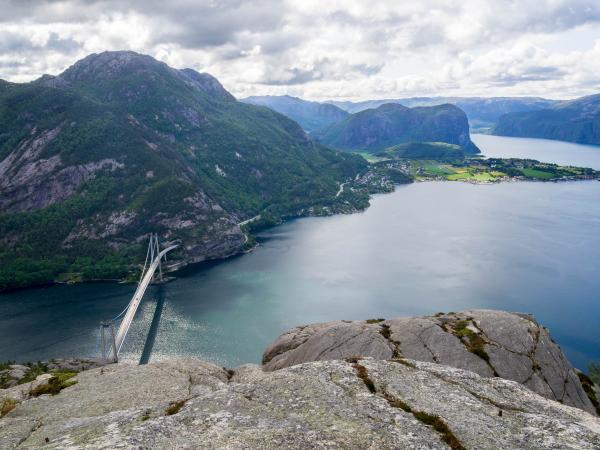 Lysefjord met brug vanaf Sokkaknuten